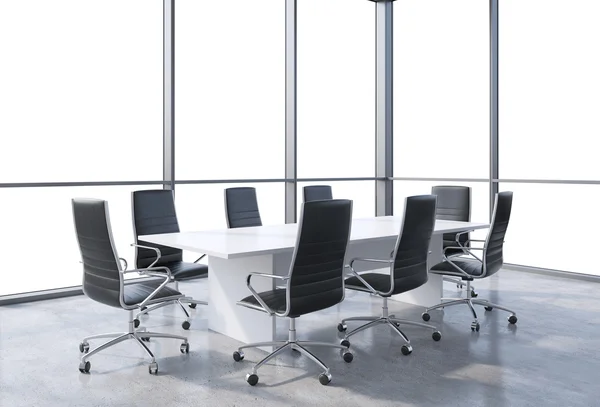 Огромный конференц-зал в современном офисе, копирующий вид на пространство из окон. Черные стулья и белый стол. 3D рендеринг . — стоковое фото