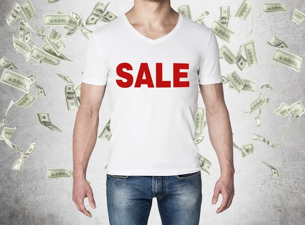 Close up of the body view of the man in a white t-shirt with the red word ' sale ' on the chest. Concept of the sale. Falling dollar notes over blue background. — 스톡 사진