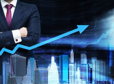 İşadamı çapraz elle kapatalım. Başarı bir kavram olarak büyüyen ok. Hologram cityscape arka plan üzerine açık görünümü ve forex grafiği.