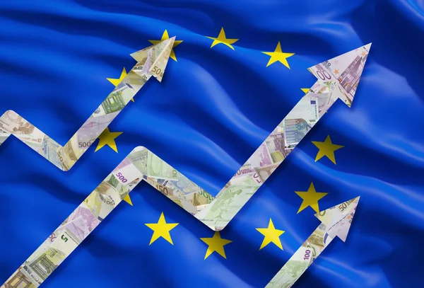 El euro en crecimiento señala flechas sobre la bandera de la Unión Europea . — Foto de Stock