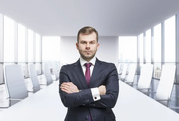 Confident businessman with crossed hands. Panoramic meeting room. New York view, — Stock Photo, Image