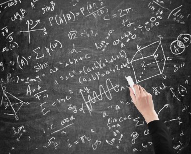 Bir kadın eli matematik hesaplamalar siyah Tebeşir tahtaya yazıyor. Analist.