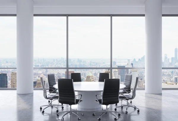 Sala conferenze panoramica nell'ufficio moderno, vista sulla città di New York. Sedie nere e un tavolo rotondo bianco. Rendering 3D . — Foto Stock