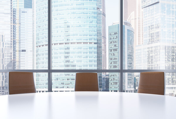 Конференц-зал в современном офисе с видом на ММДЦ. Крупный план коричневых стульев и белого круглого стола. 3D рендеринг
.