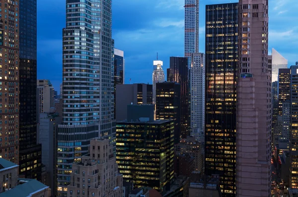 Stadsbilden i New York skyskrapor på natten. Manhattan. — Stockfoto