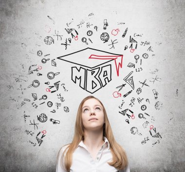 Genç bayan işletme mastırı derecesini düşünüyor. Mezuniyet şapkası ve beton zemine eğitim simgeleri çizdim. .