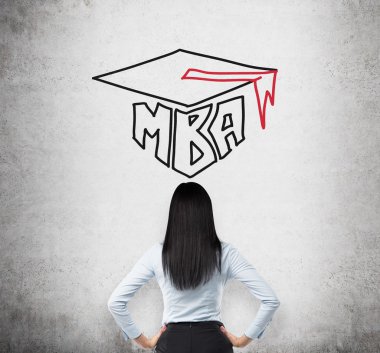 Mba derecesini düşünen genç esmer bayanın arka görünümü. Beton arka plan üzerinde bir mezuniyet şapkası çizilmiş .