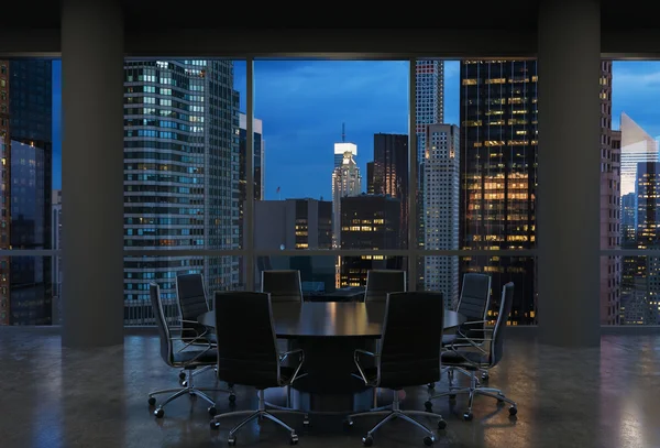 Sala conferenze panoramica in ufficio moderno, panorama urbano dei grattacieli di New York di notte, Manhattan. Sedie nere e un tavolo rotondo nero. Rendering 3D . — Foto Stock