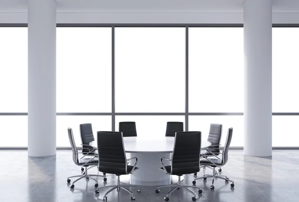 Sala de conferencias panorámica en la oficina moderna, copiar la vista del espacio desde las ventanas. Sillas negras y una mesa redonda blanca. Renderizado 3D . —  Fotos de Stock