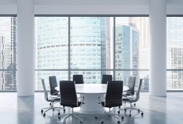 Salle de conférence panoramique dans un bureau moderne, vue sur le centre d'affaires international de Moscou. Chaises noires et une table ronde blanche. rendu 3D . — Photo