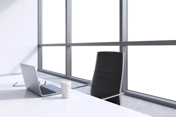 Рабочее место с ноутбуком и кофейной шапкой в современном панорамном офисе, копировальное место в окнах. Концепция финансовых консультационных услуг. 3D рендеринг . — стоковое фото