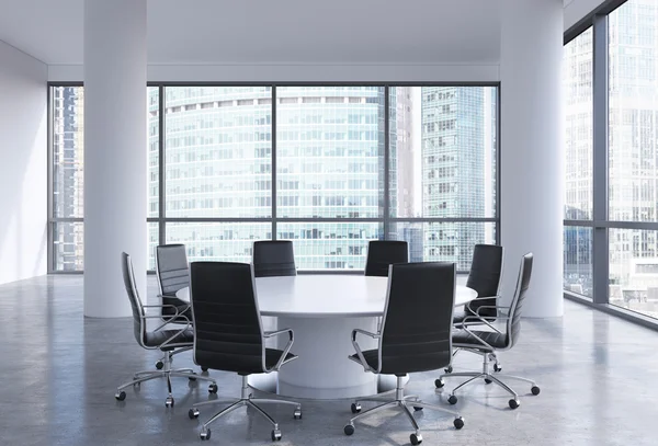 Панорамный конференц-зал в современном офисе в деловом центре Москвы, так называемом "Москва-Сити". Белые стулья и белый круглый стол. 3D рендеринг . — стоковое фото