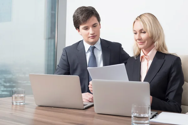 Business couple is double checking some essential business information. Panoramic office. — Stockfoto