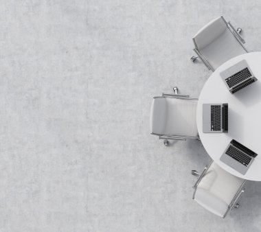 Üstten Görünüm konferans salonu yarısının. Beyaz bir yuvarlak masa, üç beyaz deri sandalye. Masada üç dizüstü bilgisayarlar vardır. Ofis iç. 3D render.