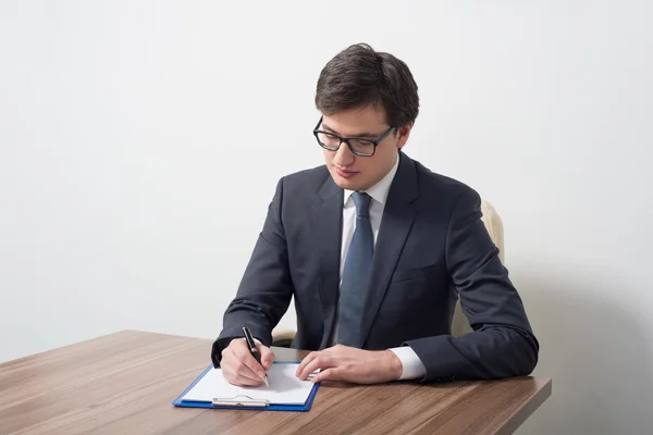 A lawyer is signing the contract. A concept of contract drafting procedure. — Stockfoto