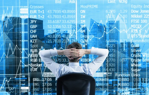 Vista traseira do empresário relaxante está em um escritório panorâmico moderno em Cingapura. Dados do mercado de ações na tela de vidro . — Fotografia de Stock