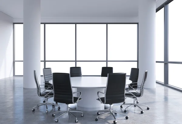 Salle de conférence panoramique dans un bureau moderne, vue sur l'espace de copie depuis les fenêtres. Chaises noires et une table ronde blanche. rendu 3D . — Photo