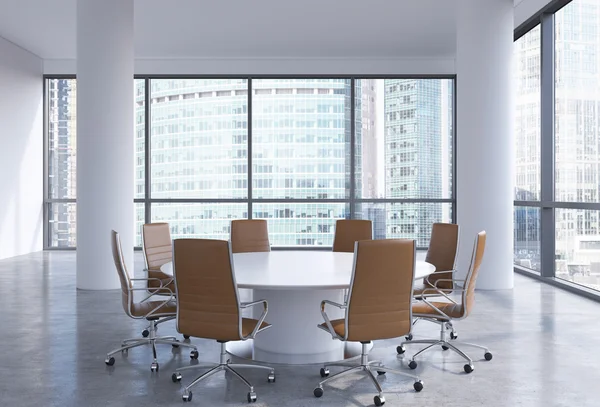 Sala de conferências panorâmica no escritório moderno em Moscou, Rússia. Cadeiras castanhas e uma mesa redonda branca. Renderização 3D . — Fotografia de Stock