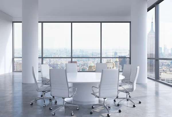 Sala de conferencias panorámica en la moderna oficina de la ciudad de Nueva York. Sillas blancas y una mesa redonda blanca. Renderizado 3D . — Foto de Stock