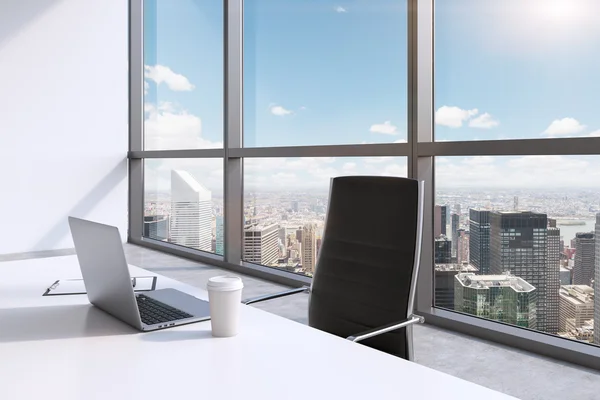 Un lugar de trabajo con computadora portátil y una tapa de café en una moderna oficina panorámica, vista de la ciudad de Nueva York, Manhattan. Concepto de servicios de asesoría financiera. Renderizado 3D . — Foto de Stock