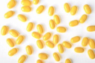 beyaz zemin üzerine sarı haplar.