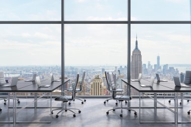 Modern bir panoramik ofis, New York city view--dan pencere eşiği işyerlerinde. Açık alan. Siyah masa ve siyah deri sandalye. Finansal Danışmanlık Hizmetleri kavramı. 3D render.