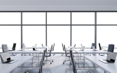 Modern bir panoramik ofis içinde pencere eşiği kopya alanı işyerlerinde. Açık alan. Beyaz masa ve siyah deri sandalye. Finansal Danışmanlık Hizmetleri kavramı. 3D render.