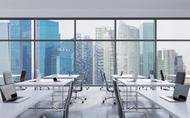 Modern bir panoramik ofis Singapur şehir manzaralı--dan pencere eşiği işyerlerinde. Açık alan. Beyaz masa ve siyah deri sandalye. Finansal Danışmanlık Hizmetleri kavramı. 3D render.