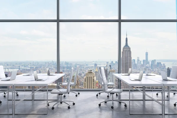 Locais de trabalho em um escritório panorâmico moderno, vista da cidade de Nova York a partir das janelas. Um conceito de serviços de consultoria financeira. Renderização 3D . — Fotografia de Stock