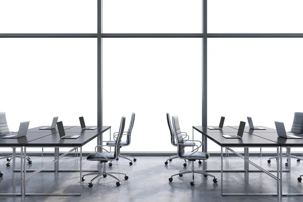 Рабочие места в современном панорамном офисе, копировальное пространство в окнах. Открытое пространство. Черные столы и черные кожаные стулья. Концепция финансовых консультационных услуг. 3D рендеринг . — стоковое фото