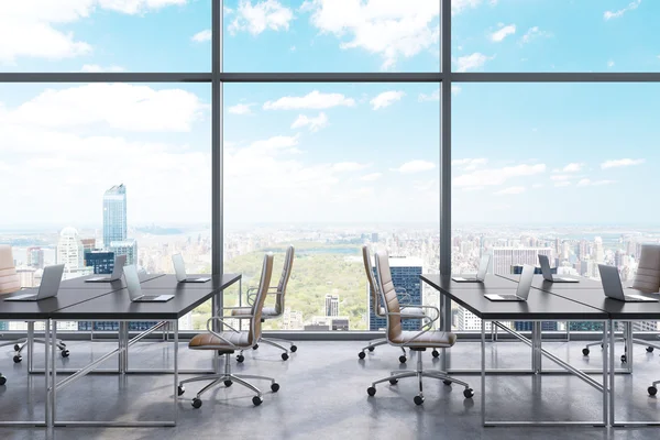 Workplaces in a modern panoramic office, New York city view from the windows. Open space. Black tables and brown leather chairs. A concept of financial consulting services. 3D rendering. — Stock fotografie