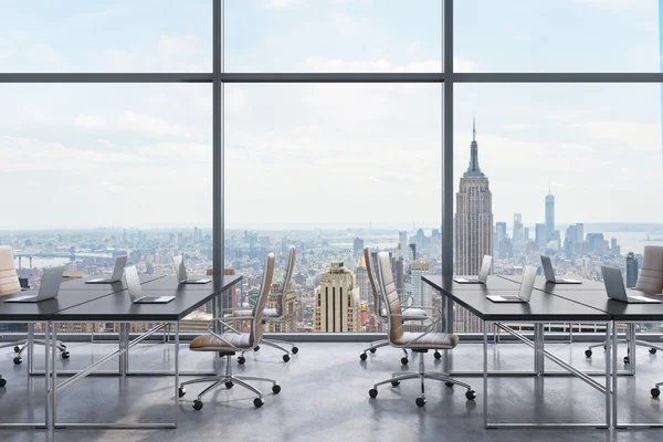 Workplaces in a modern panoramic office, New York city view from the windows. Open space. Black tables and brown leather chairs. A concept of financial consulting services. 3D rendering. — Zdjęcie stockowe