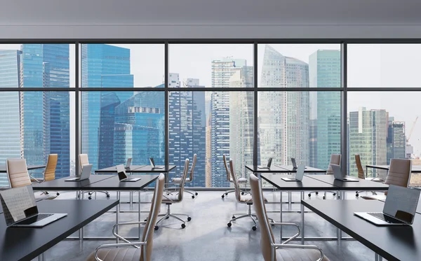 Lugares de trabajo en una oficina panorámica moderna, vista de la ciudad de Singapur desde las ventanas. Espacio abierto. Mesas negras y sillas de cuero marrón. Concepto de servicios de asesoría financiera. Renderizado 3D . — Foto de Stock