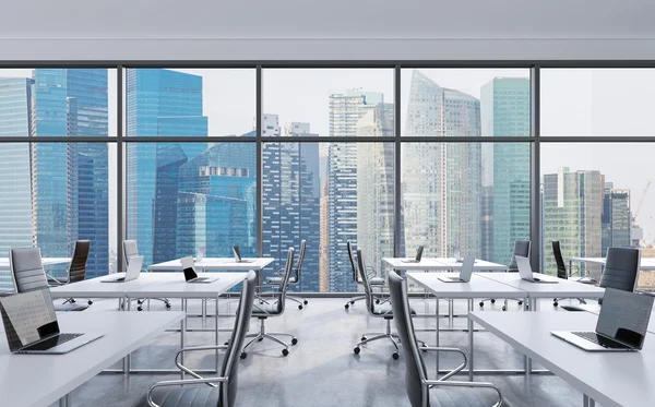 Lugares de trabajo en una oficina panorámica moderna, vista de la ciudad de Singapur desde las ventanas. Espacio abierto. Mesas blancas y sillas de cuero negro. Concepto de servicios de asesoría financiera. Renderizado 3D . — Foto de Stock