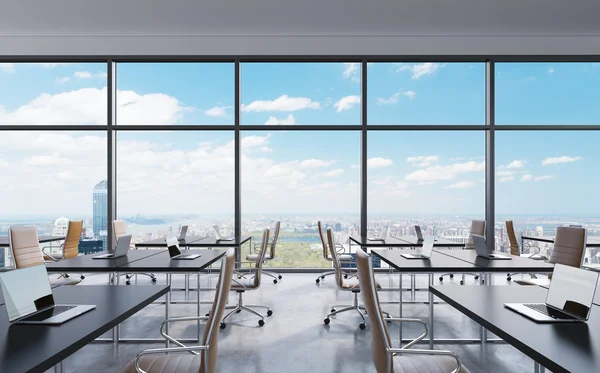 Рабочие места в современном панорамном офисе, вид Нью-Йорка из окон. Открытое пространство. Белый стол и коричневые кожаные стулья. Концепция финансовых консультационных услуг. 3D рендеринг . — стоковое фото