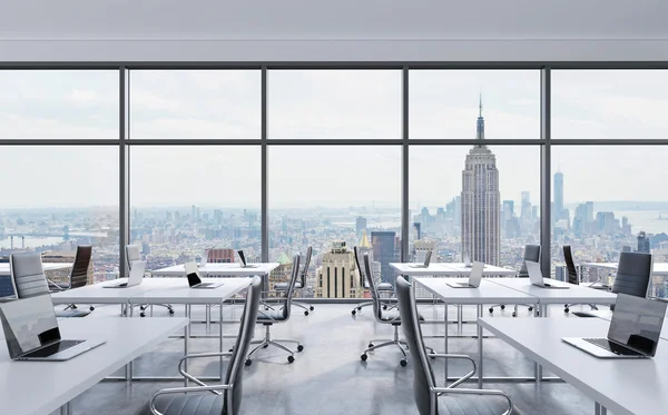 Lugares de trabajo en una oficina panorámica moderna, vista de la ciudad de Nueva York desde las ventanas. Espacio abierto. Mesas blancas y sillas de cuero negro. Concepto de servicios de asesoría financiera. Renderizado 3D . —  Fotos de Stock