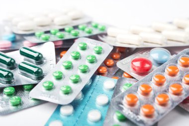 Renkli tıp hap ve kapsül blister paketlerine yığını