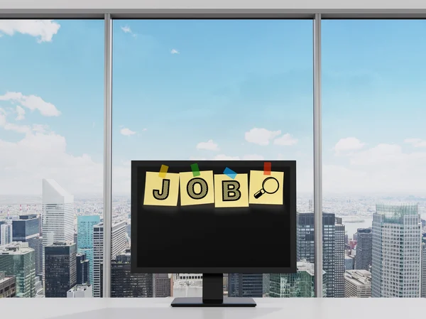 Gelbe Aufkleber mit dem Wort Job als Symbol für die Suche nach freien Stellen im Internet sind zu sehen. New York Panoramablick, modernes Büro. — Stockfoto