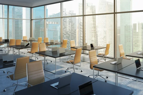Рабочие места в современном угловом панорамном офисе, вид на деловой город Сингапура. Открытое пространство. Черные столы и коричневые кожаные стулья. Концепция финансовых международных услуг. 3D рендеринг. Тонирование . — стоковое фото