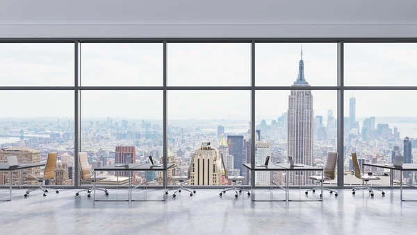 Workplaces in a modern panoramic office, New York city view in the windows, Manhattan. Open space. Black tables and brown leather chairs. A concept of financial consulting services. 3D rendering. — Stock fotografie