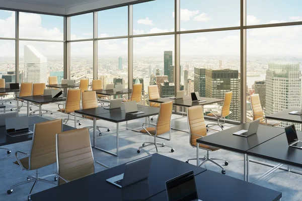 Arbeitsplätze in einem modernen Eckbüro mit Panoramablick, Blick auf New York City, Manhattan. Freiraum. schwarze Tische und braune Lederstühle. ein Konzept für internationale Finanzdienstleistungen. 3D-Darstellung. Straffung. — Stockfoto