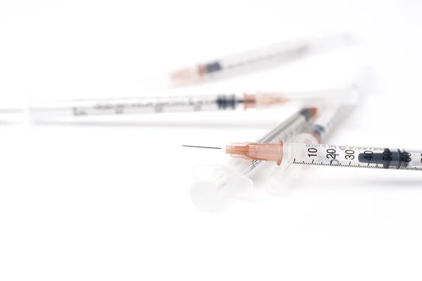 Pět injekční stříkačky na bílém pozadí — Stock fotografie