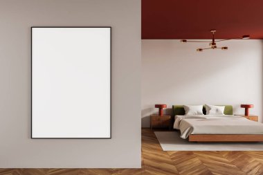 Modern yatak odasının iç kısmında duvarda boş dikey posterler var. Rahat yatak odası, ahşap mobilyalar, kırmızı tavan ve yumuşak ışıklandırma. 3B Hazırlama