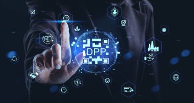 İşadamı, lojistik, sürdürülebilirlik ve gelecekteki karanlık arkaplan, teknoloji kavramı üzerine üretim ikonlarıyla parlayan DPP hologram arayüzünü işaret ediyor
