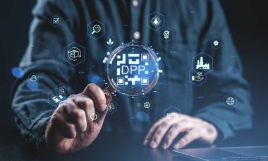 Koyu arkaplanda DPP hologram sembolleri, dijital tarz simgeleri ve teknoloji arayüzü üzerinde büyüteç taşıyan kişi, tedarik zinciri şeffaflığı kavramı