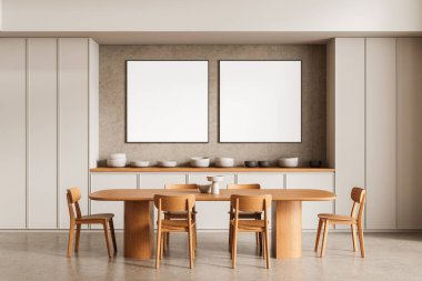 Ahşap masa ve sandalyeli minimalist yemek masası, desenli duvarda iki boş poster, beyaz dolap arka planı, model konsepti. 3B Hazırlama