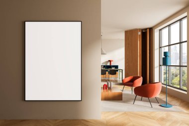 Modern oturma odasının iç kısmında, ahşap zeminde ve mobilyalarda, büyük pencerelerde, çağdaş tasarım konseptinde, bej duvarda boş poster modeli var.