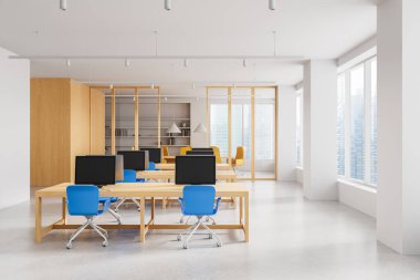 Ahşap masaları, mavi sandalyeleri, monitörleri, cam bölmeleri ve şehir manzaralı pencereleri olan modern bir açık uzay ofisi. 3B Hazırlama