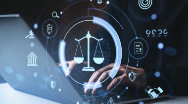 Bilgisayarda, adalet terazilerinin, mahkemenin, güvenliğin dijital hologram simgelerini, karanlık arka plan sözleşmesini, dijital hukuk kavramını ve hukuki teknoloji kavramını yazan kişi