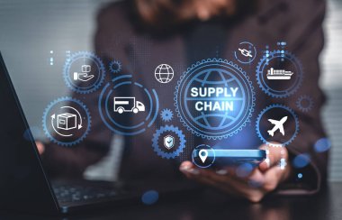 Hologram lojistik simgeleri ve dijital vites sembolleri ile iş adamının bulanık ofis geçmişine sahip tedarik zinciri yönetim kavramı